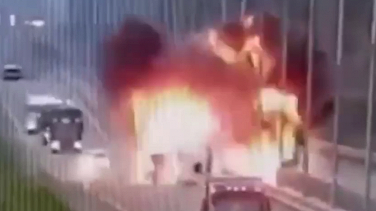 Фура загорелась после потери колеса на трассе М-11