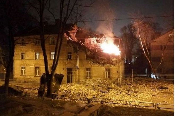 Сильный взрыв полуразрушенный многоэтажку в Риге — Рамблер / новости