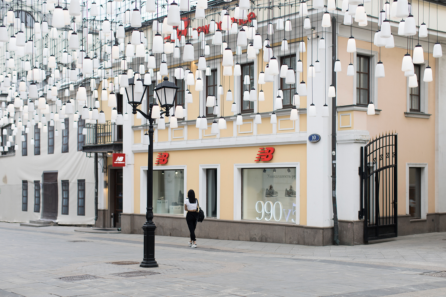 Где покупать в москве. Прада Столешников переулок. Hermes на Столешниковом переулке. Chanel Столешников переулок. Столешников переулок бутики.