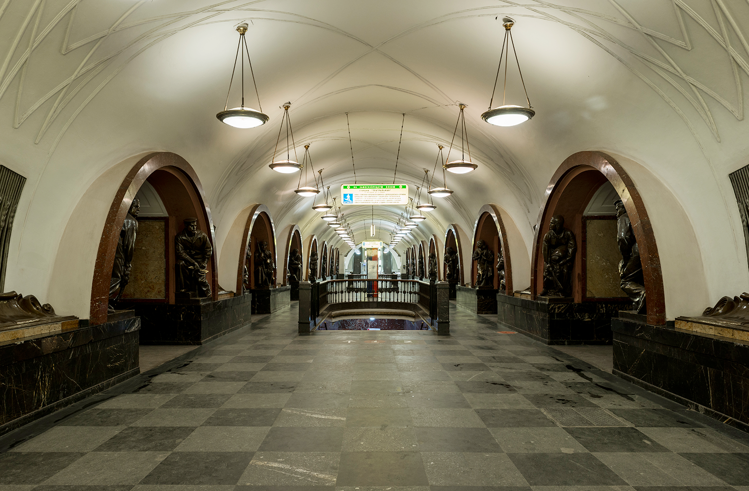 Московский метрополитен станция площадь революции