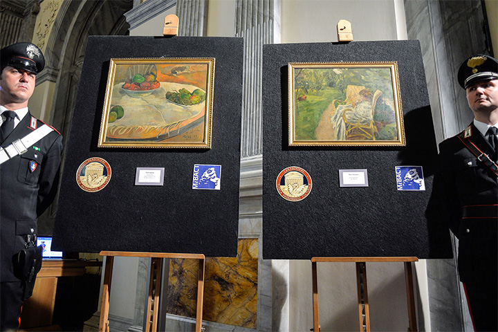 Слева: Поль Гоген. «Фрукты на столе, или Натюрморт с собачкой», 1889
Справа: Пьер Боннар, «Женщина с двумя креслами»