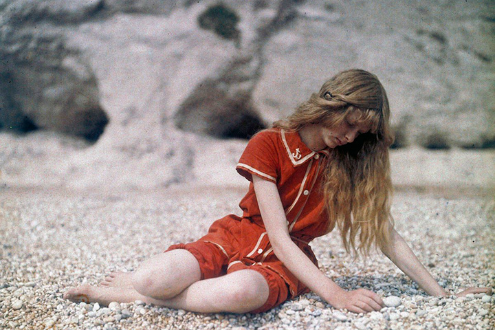 Портрет девушки в красном купальнике на берегу моря