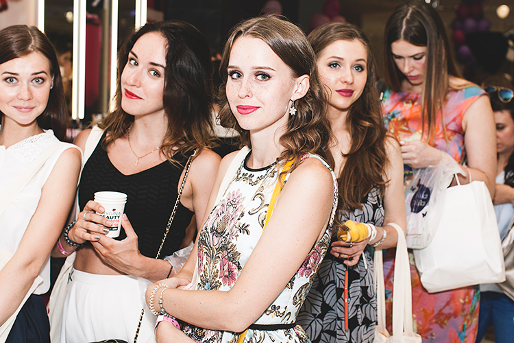 keksa bobomning tik turgan surati Krasnoyarskdagi erkaklar qongiroq qizlar