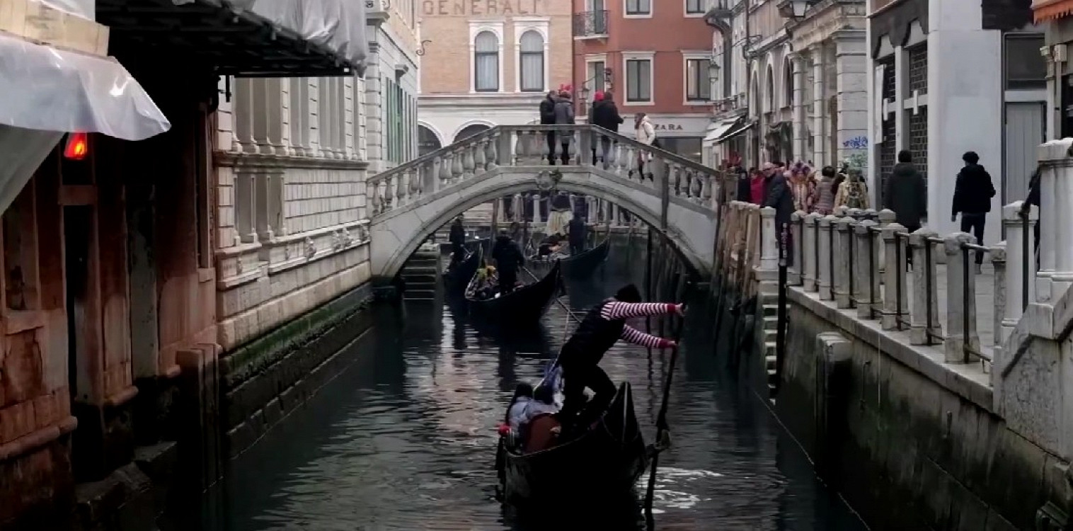 Призраки венеции трейлер. Венеция пересохла 2023. В Венеции пересохли каналы. Каналы Венеции обмелели. Гранд канал в Венеции обмелел.
