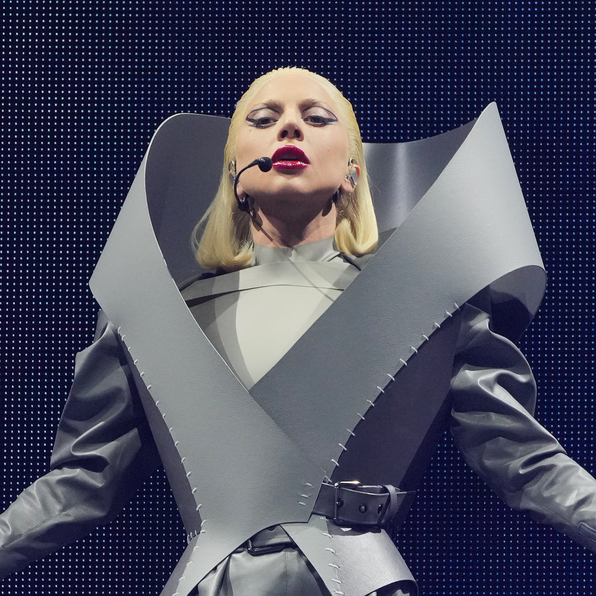 «Королева силовых полей»: Леди Гага загадочным образом остановила летящий в нее предмет
