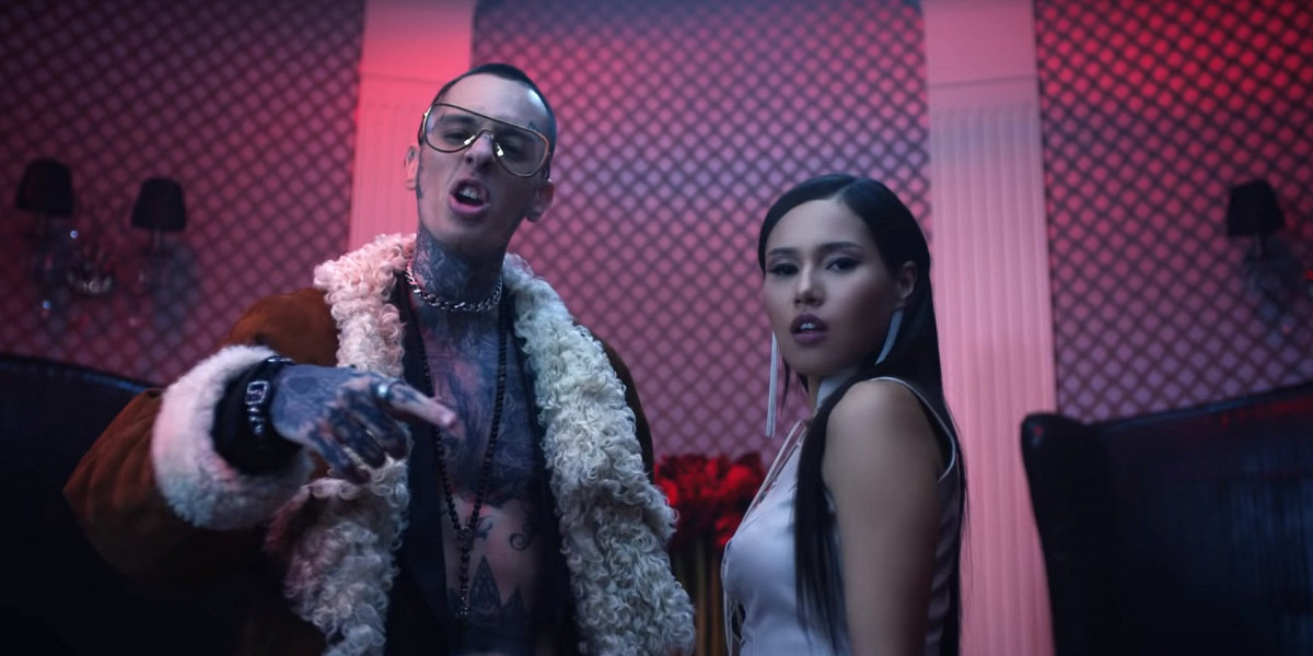 Скруджи и Нazима грабят особняк в клипе «Real One» Афиша