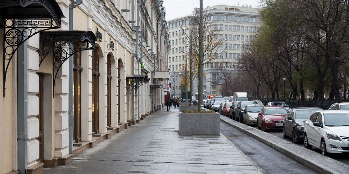 Архив улица. Бульвар на Неглинной улице Москва. Велодорожка на Неглинной. Аэстетика, Москва, Неглинная улица. Куприянов Москва. Неглинная улица.