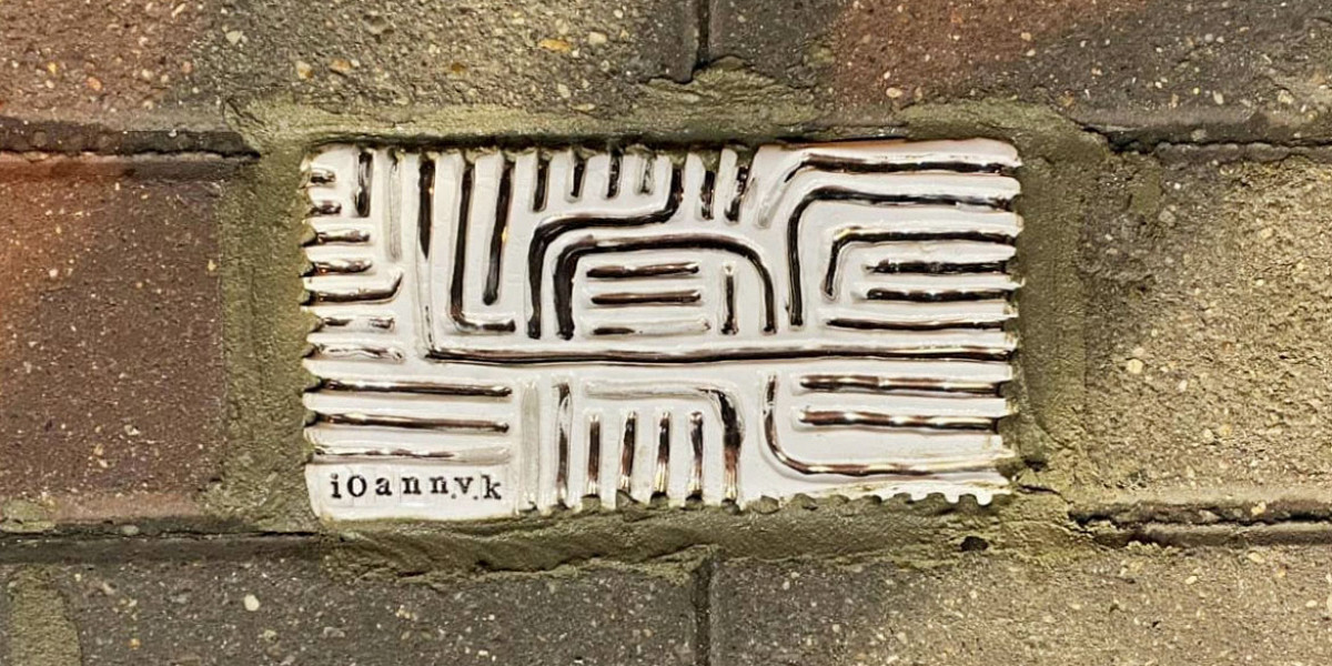 «Заплатки для города»: художник заделывает дыры в иркутском асфальте расписными плитками