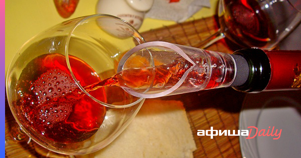 Откройте вино дайте ему подышать. Вино и грудное вскармливание. Ребенок с шампанским. Вино кормящей матери. Открытка на бутылку вина.