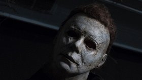 Кинопремьеры недели: «Хеллоуин убивает», «Кошачьи миры Луиса Уэйна», «Маленькая мама» и «По соседству»