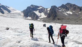семейный поход выходного дня с детьми с палатками. Смотреть фото семейный поход выходного дня с детьми с палатками. Смотреть картинку семейный поход выходного дня с детьми с палатками. Картинка про семейный поход выходного дня с детьми с палатками. Фото семейный поход выходного дня с детьми с палатками