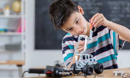 музеев и лабораторий, где собирают и изучают роботов