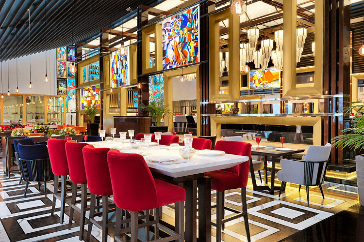 Атақты адамдармен үйдегі секс видеолары Қоғамдық дәретханадағы дәретханада отырғанда саңылаудан порно минет