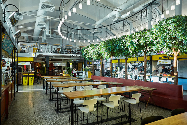 Бір қыз бұталарға зейін қойып отыр Электрлік порно көру