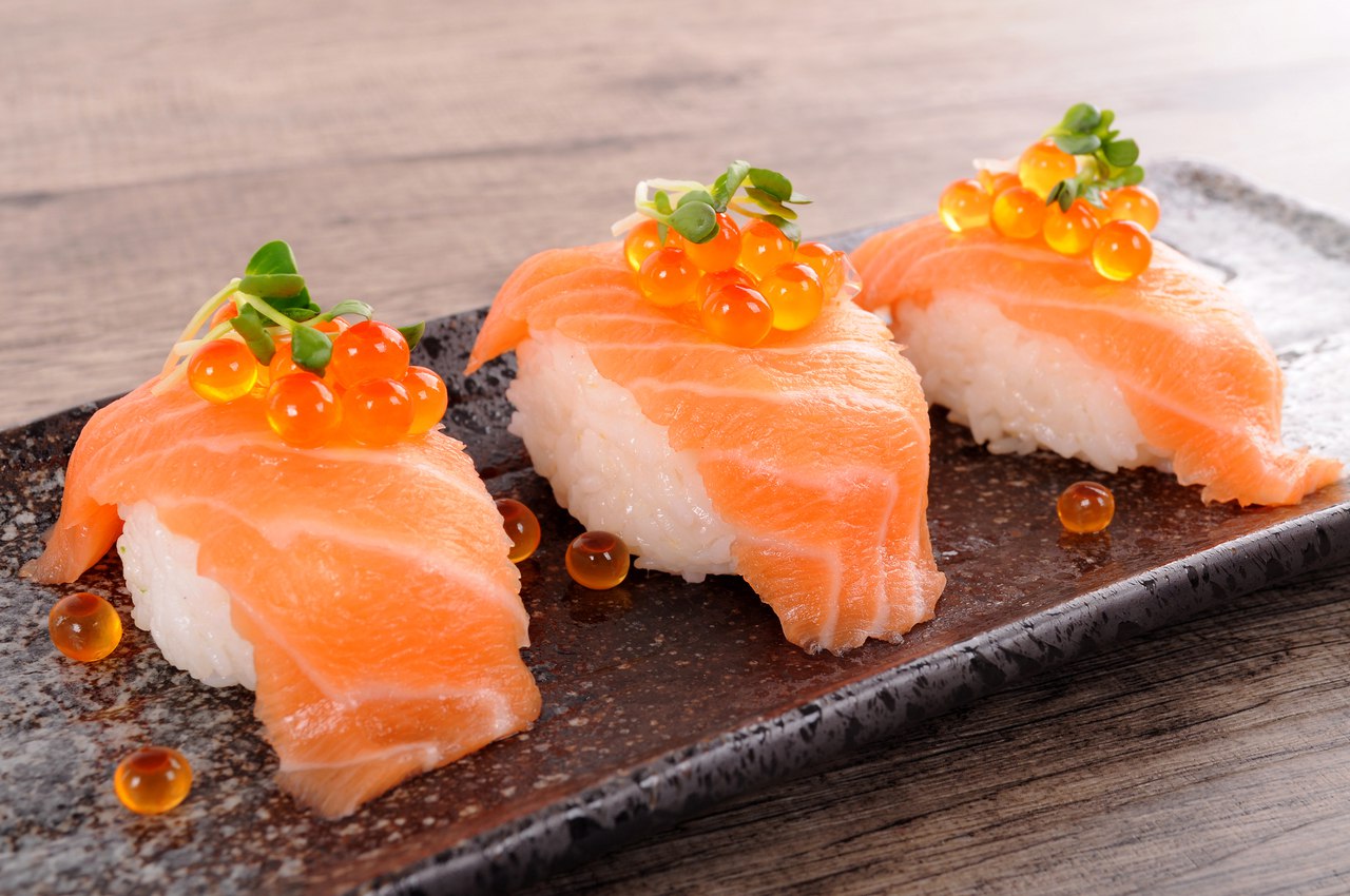 Суши с икрой лосося