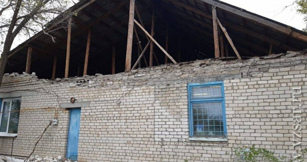 В саратовском селе ураганный ветер разрушил ФАП