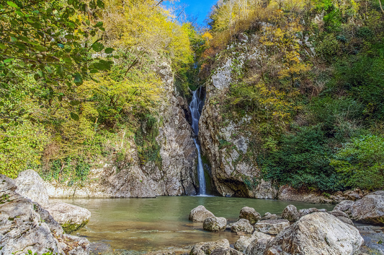 Водопад в горах сочи. Агурское ущелье и водопады. Река Агура Сочи. Агурские водопады Прометей. Орлиные скалы водопад