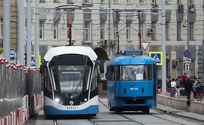 Автомобиль врезался в трамвай в Москве. Видео
