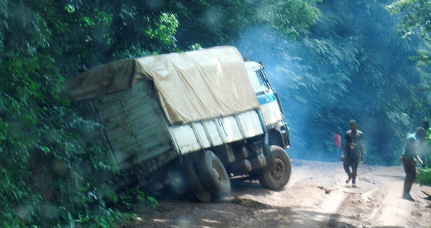 В Гвинее в результате столкновения автобуса и грузовика погиб 21 человек