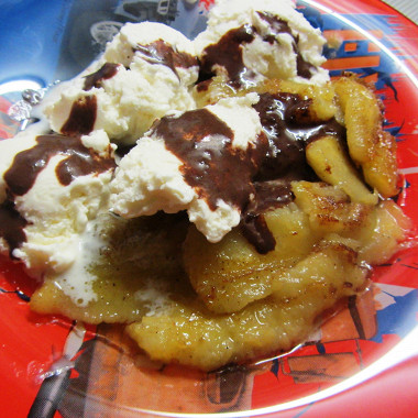 Рецепт Бананы на гриле с ванильным мороженым и шоколадным соусом