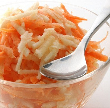 Рецепт Салат из моркови и яблок с орехами