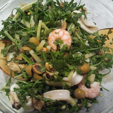 Рецепт Салат из рукколы с морепродуктами и свежими огурцами