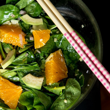 Рецепт Азиатский салат с апельсином, шпинатом и авокадо