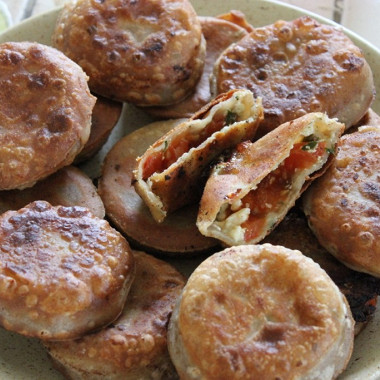 Рецепт Пирожки с помидорами, творогом и козьим сыром