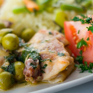 Рецепт Тушеная курица с фенхелем и оливками