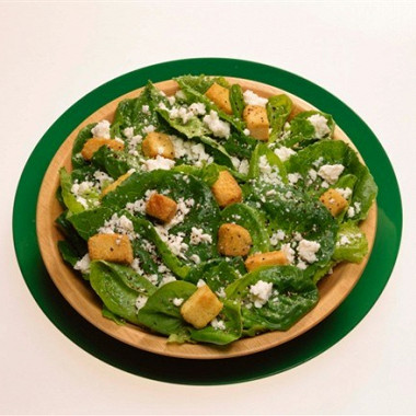 Рецепт Салат «Цезарь» с приправленными зеленью крутонами