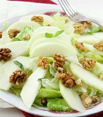 Рецепт Зеленый салат с яблоками и орехами