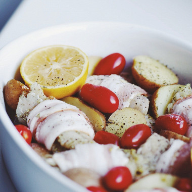 Рецепт Треска, запеченная в духовке с картофелем, помидорами и беконом