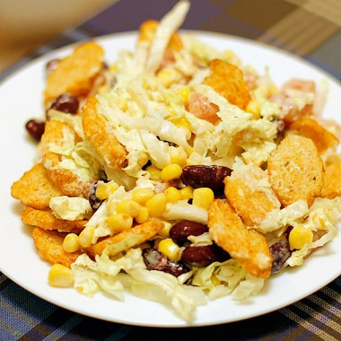 Рецепт Хрустящий салат с пекинской капустой, кукурузой и сухариками