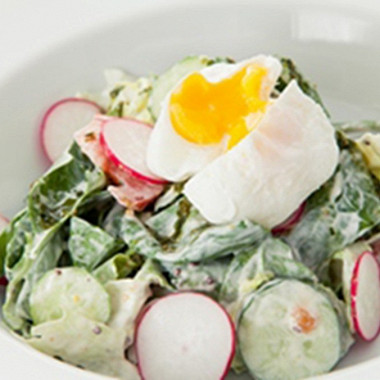 Рецепт Весенний салат с редисом и яйцом пашот