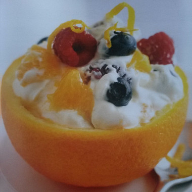 Рецепт Сливочный десерт с ягодами в апельсиновой цедре