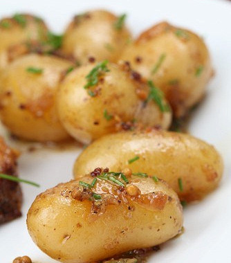 Рецепт Отварной картофель с винегретом из трав и вермутом