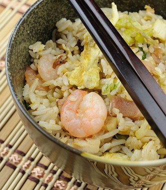 Рецепт Сладкий рис с креветками и салатной смесью «Афиша-Еда»
