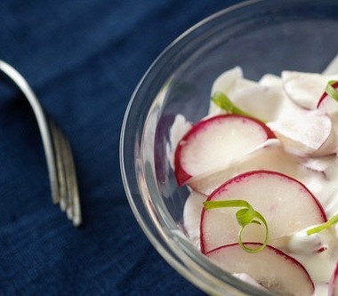 Рецепт Салат из яблок и редиса с крабами