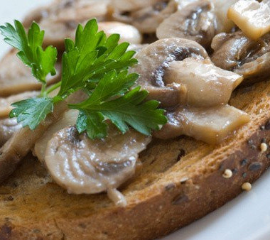 Рецепт Теплые канапе с грибами, жареным луком и пармезаном
