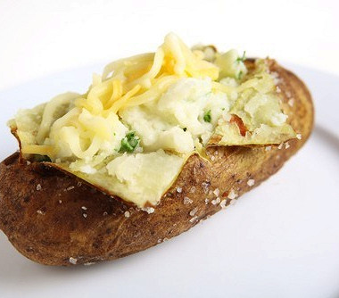 Рецепт Печеный картофель с начинкой из брокколи, сыра и бекона
