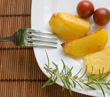 Рецепт Нежный картофель с чесноком и тимьяном