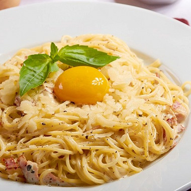 Рецепт Спагетти карбонара с беконом и яйцом