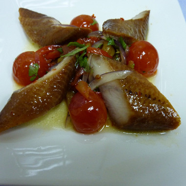 Рецепт Салат с копченным угрем и вялеными помидорами