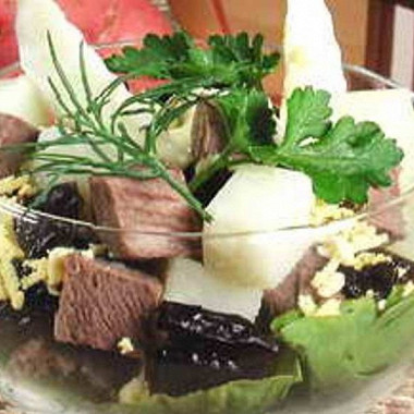 Рецепт Праздничный салат с индейкой, ананасами и черносливом