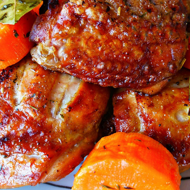 Рецепт Мясо курицы с травами и глазированной морковью