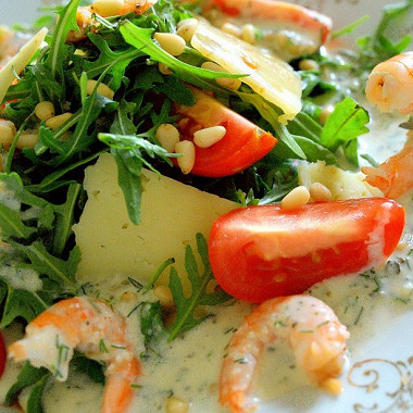 Рецепт Теплый салат с креветками под соусом дор-блю