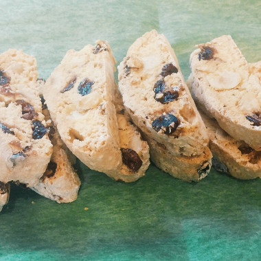 Рецепт Бискотти с лесными орехами и клюквой