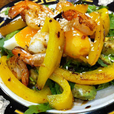 Рецепт Горячий салат с рукколой, креветками и авокадо