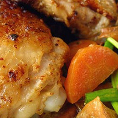 Рецепт Запеченные куриные бедрышки в кефирном соусе с морковью