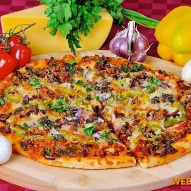 Рецепт Мясная пицца с грибами и красным луком